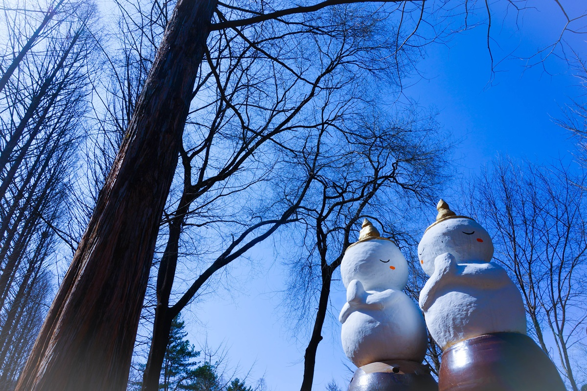 Tượng tuyết hình người dễ thương trên đảo Nami với trời xanh trong.