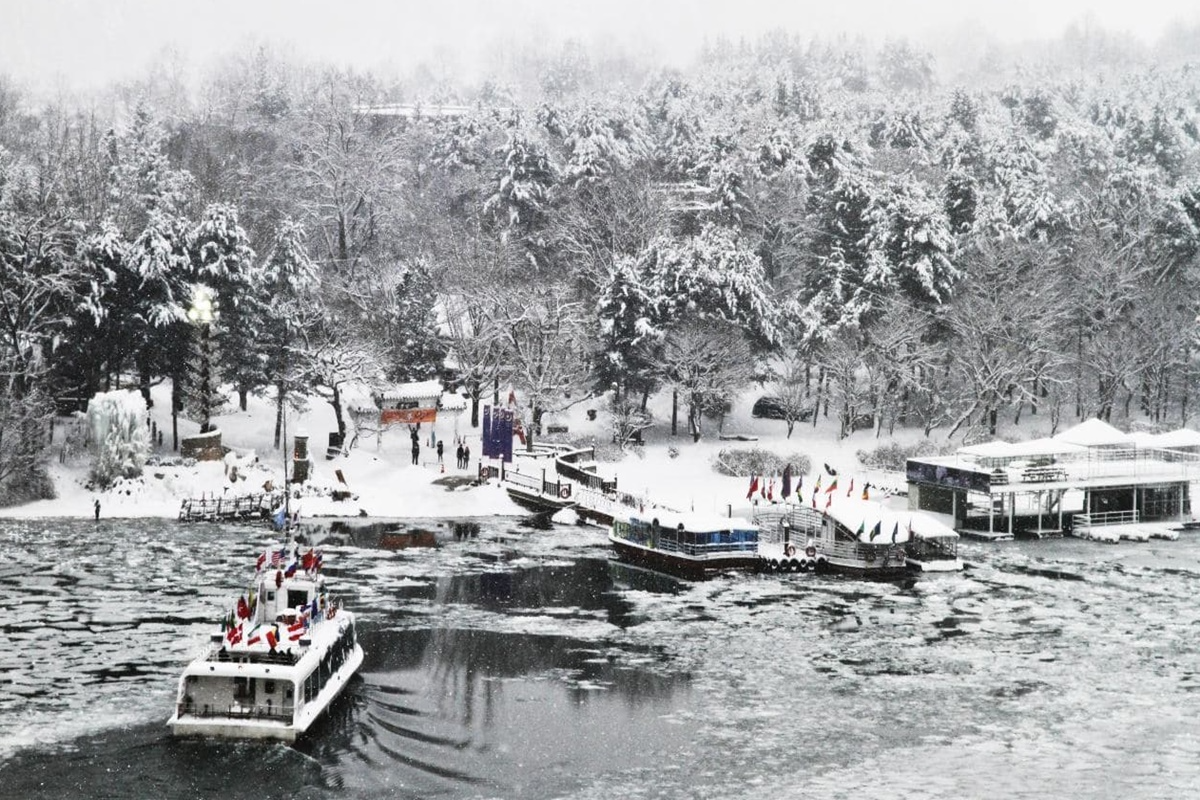 เรือเฟอร์รี่มาถึงที่เกาะนามิ ทิวทัศน์หิมะขาวปุยบนเกาะนามิ