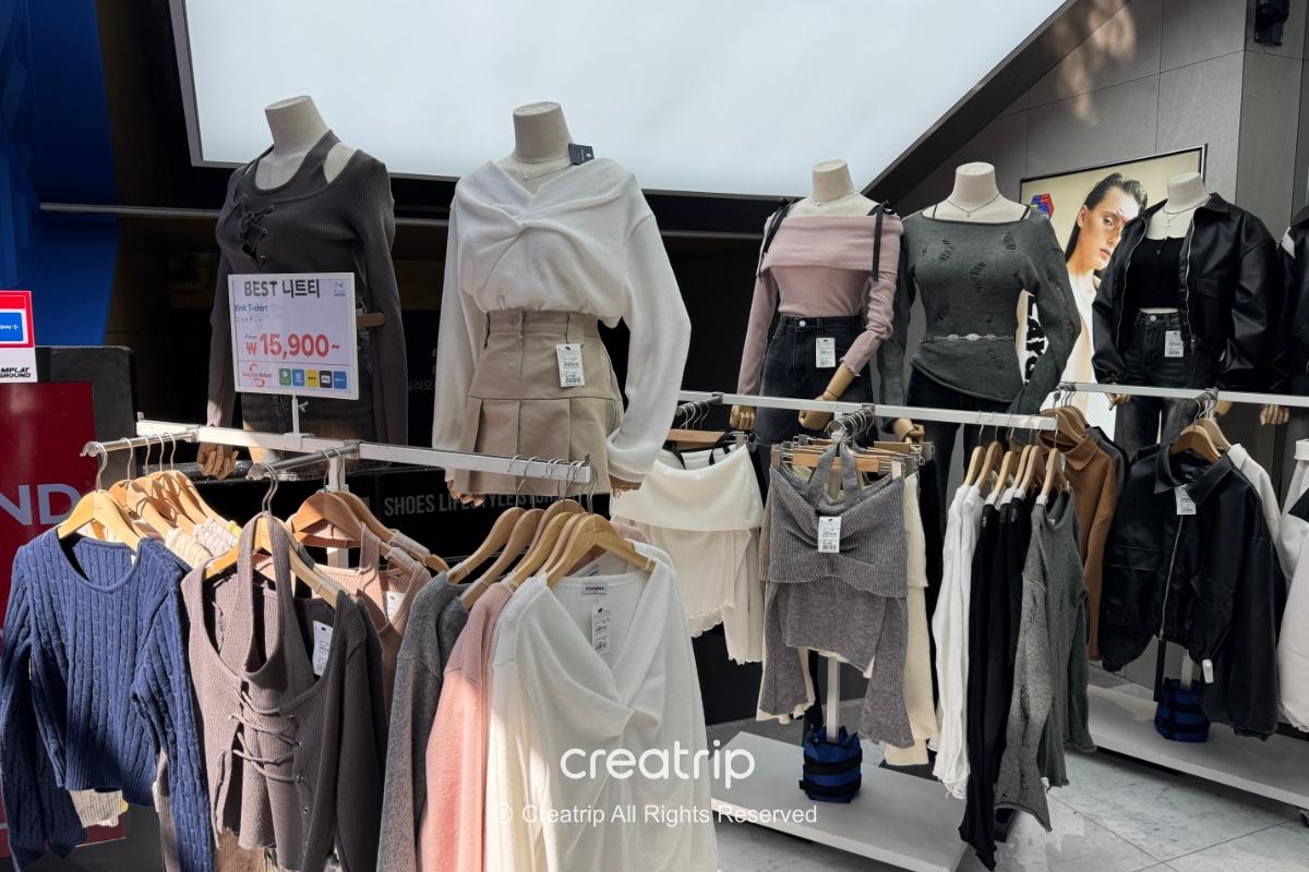 M PlayGround 明洞店嘅潮流時裝單品
