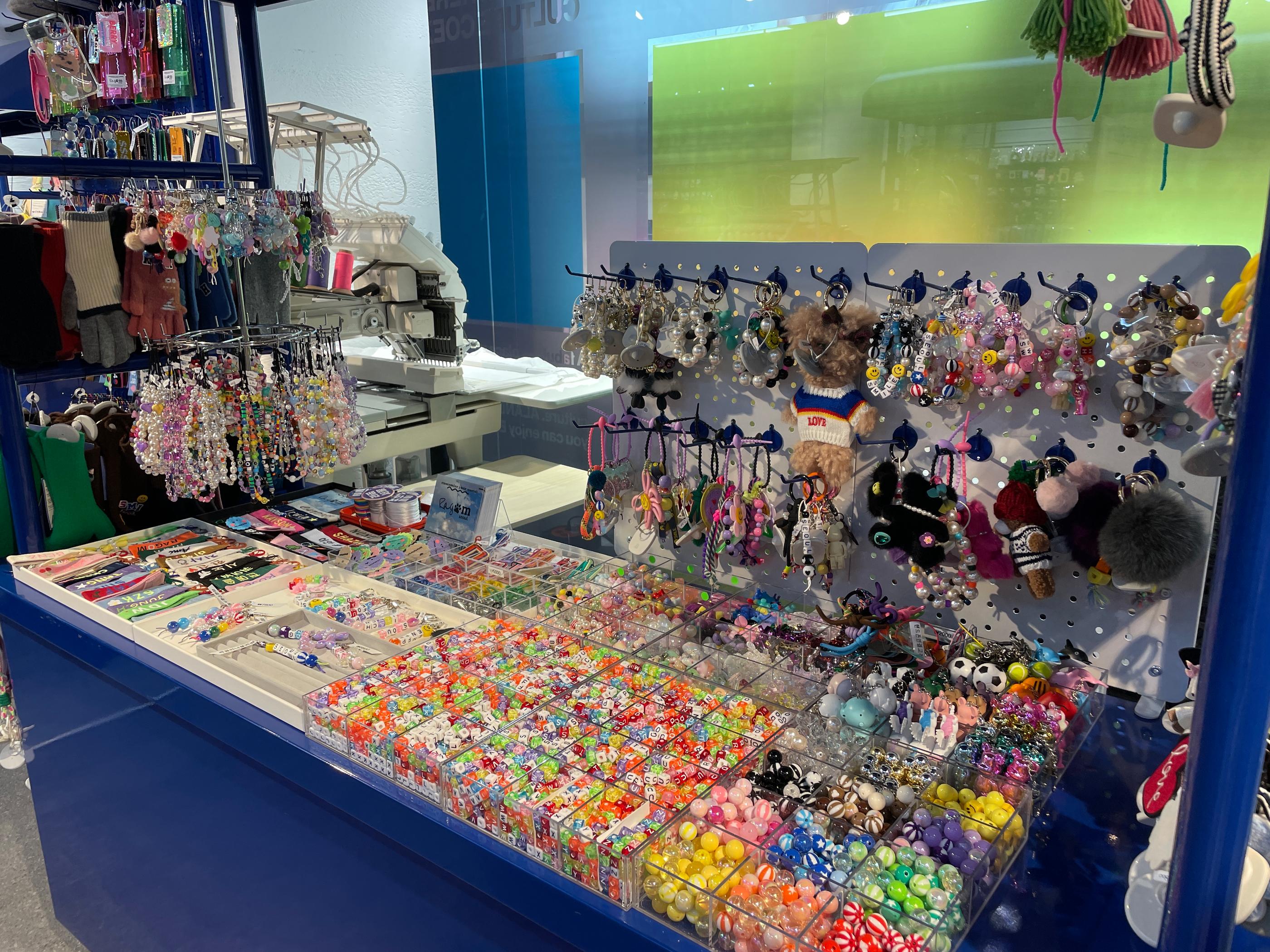 ALANDの店内に設置された、様々なビーズやアクセサリーが陳列されたクラフトコーナーの様子です。