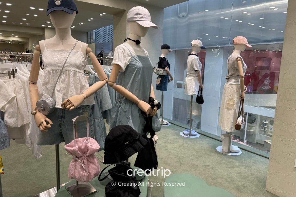 COVERNAT 明洞旗艦店嘅休閒服裝區