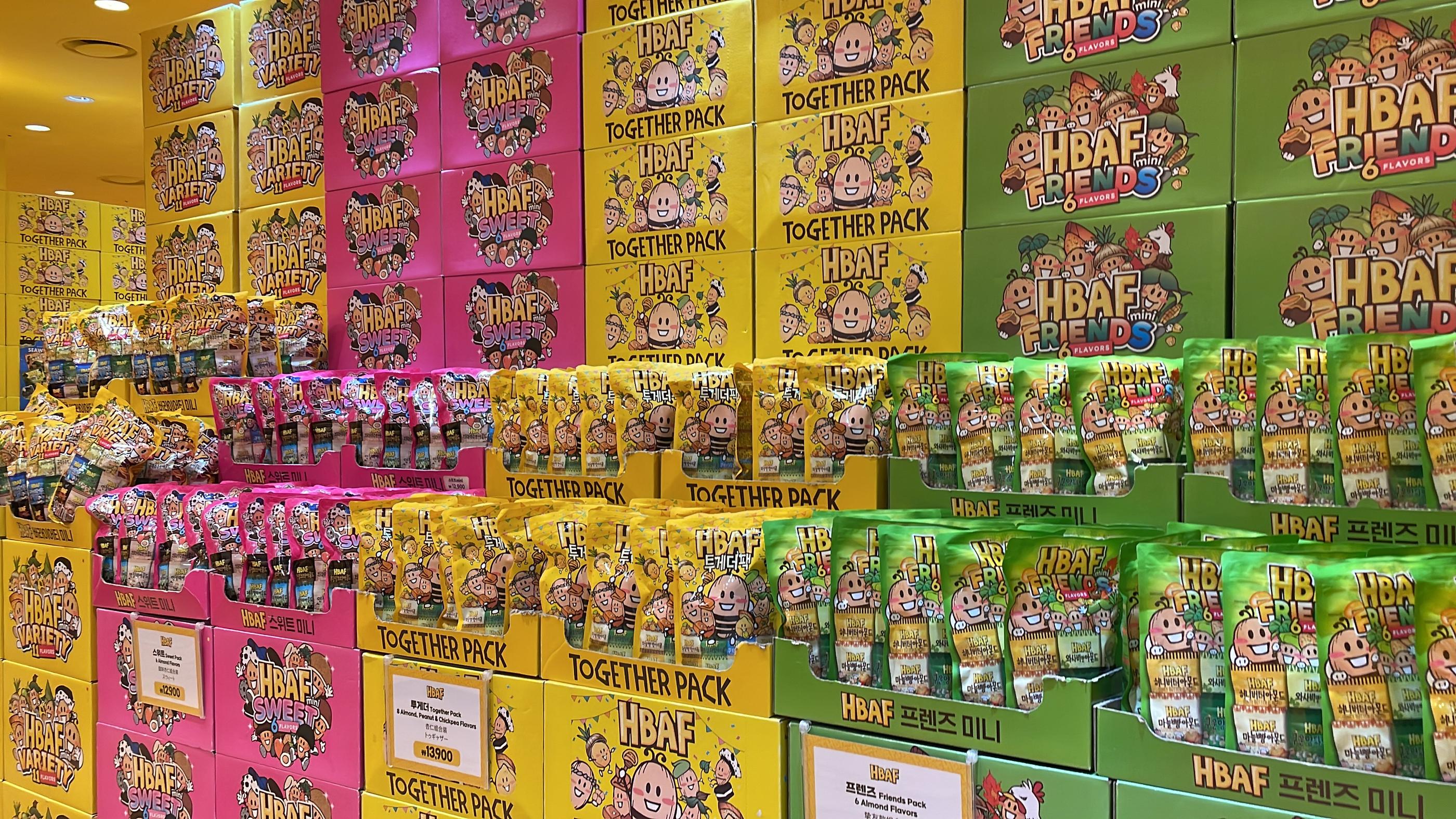 ピンクと緑のパッケージが目を引く、HBAFのバラエティーパックやギフトパックのアーモンド商品が豊富に並んでいる韓国HBAFアーモンドストアの内部です。