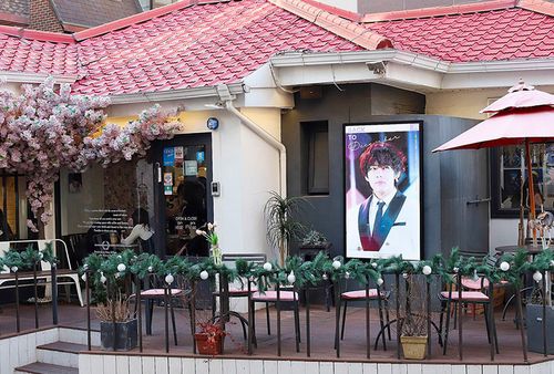 bên ngoài Lovin' Her: Quán cafe chuyên tổ chức sự kiện cho idol ở Hongdae 
