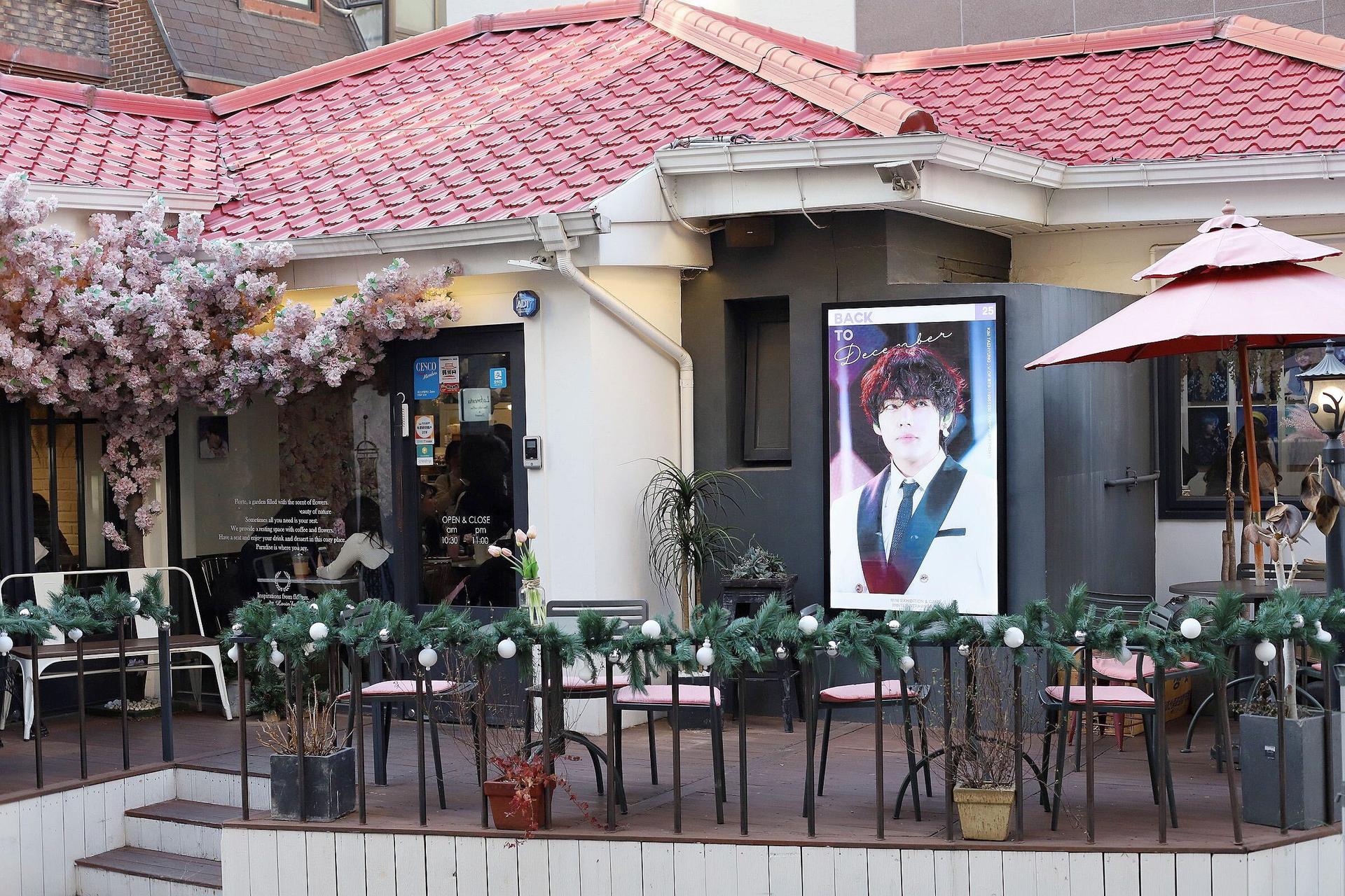 Lovin' Her: Quán cafe chuyên tổ chức sự kiện cho idol ở Hongdae 