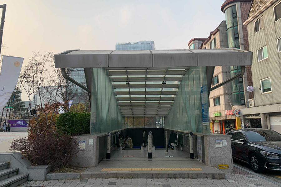 韩国首尔弘大入口站6号出口的照片。出口的视图体现了现代建筑风格，是到访Lovin'Her咖啡厅初始步骤的重要地标。