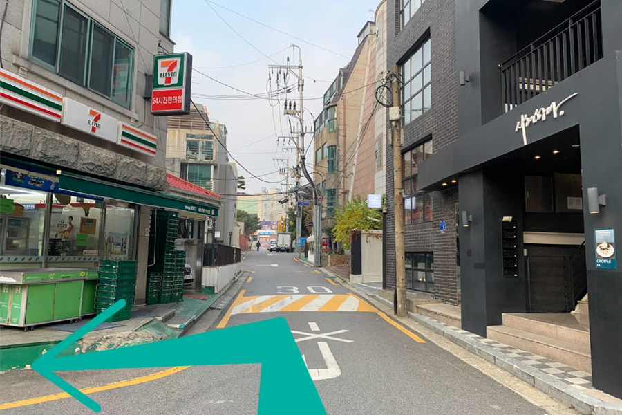 被7-11便利商店标记出的街角，展示前往Lovin'Her咖啡厅的最后一段路径。地标为22号建筑，著名的乐宾喝咖啡厅即在拐角处。