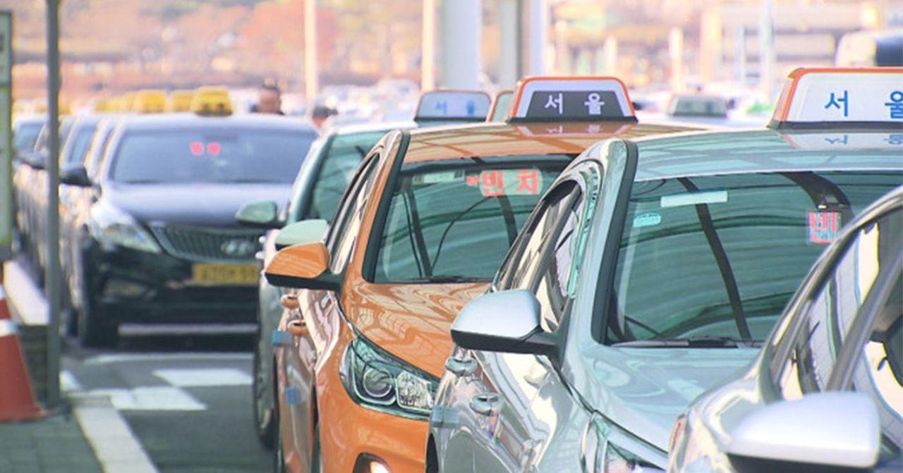 排队等客人的韩国出租车，2019年首尔出租车价格上涨讨论.