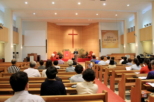 教堂內部的懺悔區，有信徒正在安靜地禮拜，反映了教堂環境中交友的純潔性與誠意。