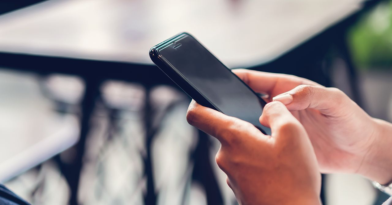 男女在咖啡館中面對面交流，表現出第一次見面時謹慎互動的場景。