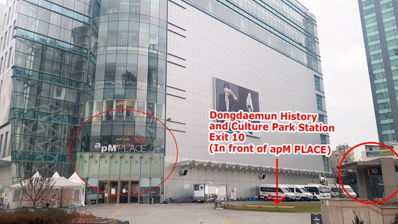 Lối ra số 10 ga Dongdaemun History and Culture Park, Seoul, Hàn Quốc - gần khu vực apM PLACE, là một trong những điểm tụ tập cho tour du lịch Everland với hệ thống cửa kính trong suốt.