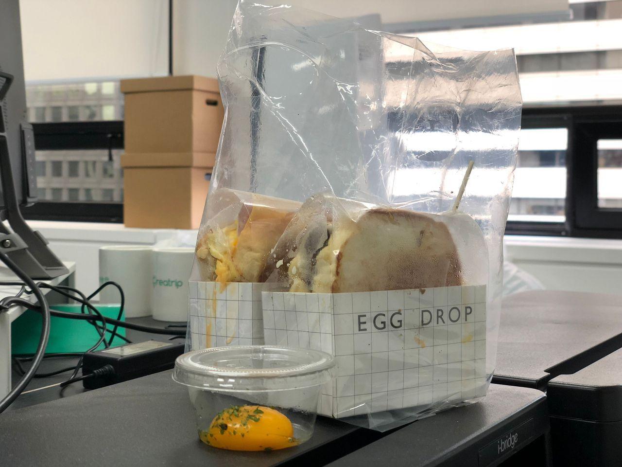 Egg Drop сэндвичний өндөгний шар, тусдаа саванд өрөгтэй.