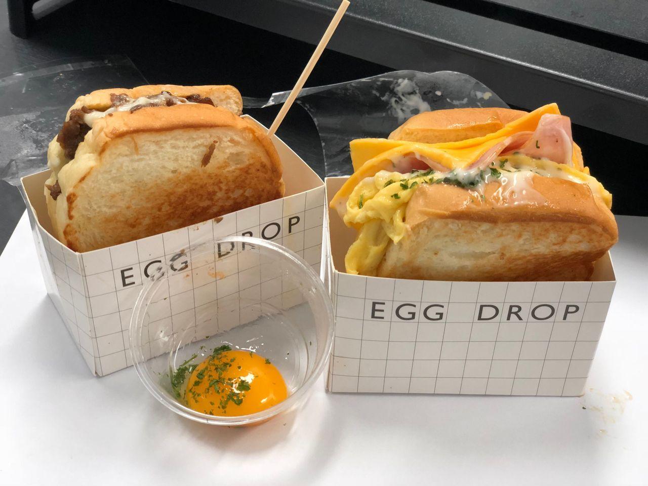 Egg Drop сэндвичний өндөгний шар өөрөө нэмж байгаа нь.