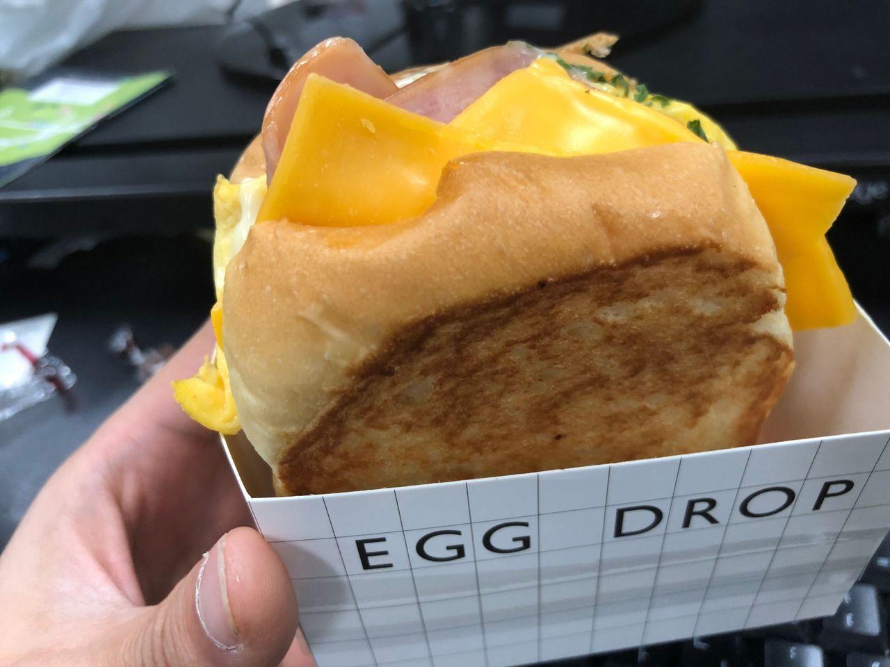 Egg Drop сэндвич, амттай жам, өдрө машины замын ойролцоо идэж байгаа нь.