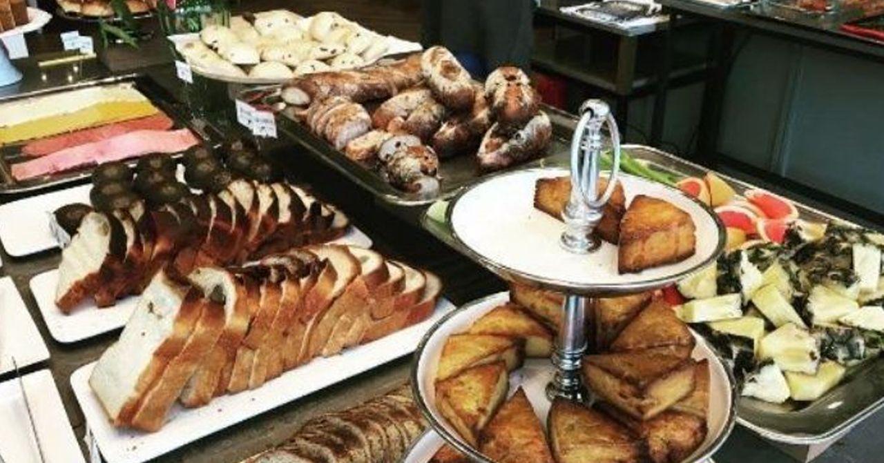 韓国の朝食ビュッフェ、パンやフルーツが盛りだくさんの盛り付け写真。