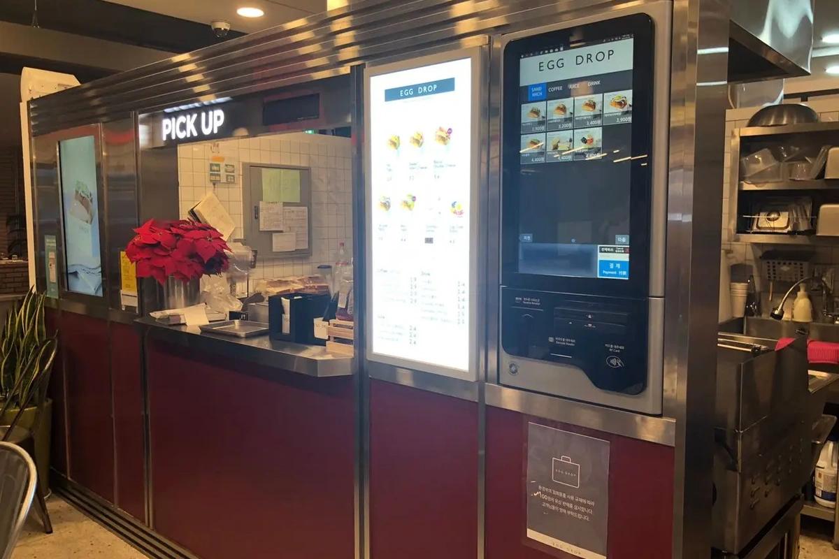 Egg Drop-д захиалгын дэлгэцний өмнө клиент үнэлгээ хийж байгаа нь.