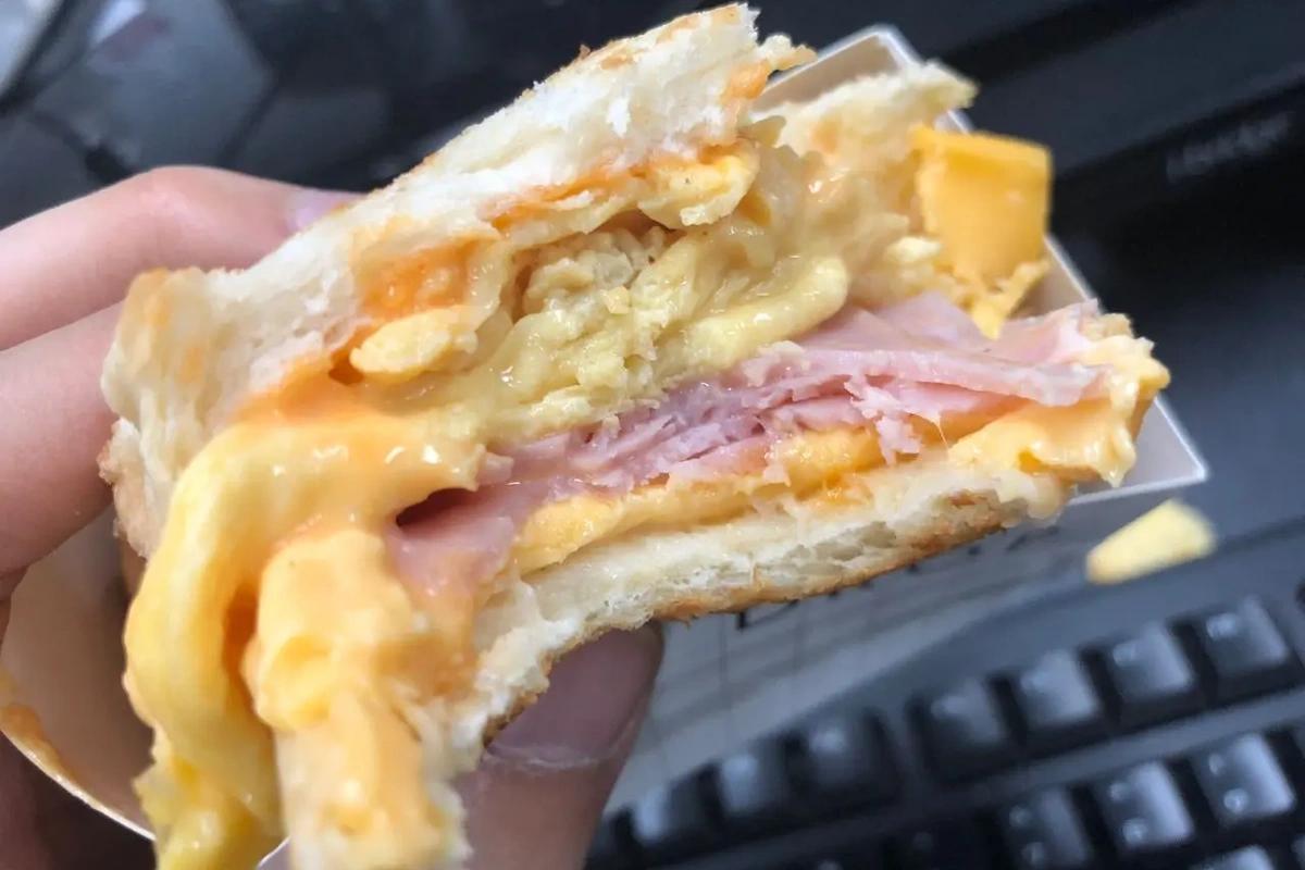 Egg Drop сэндвичний төрлүүд, амттануудыг дэлгүүрт борлуулж байгаа нь.