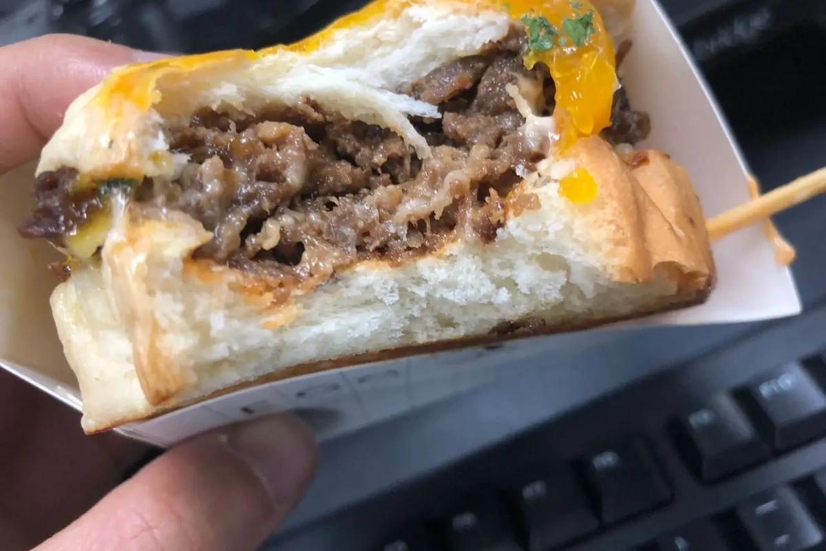 Egg Drop талхан дээр бургерны махтай сэндвич, сөнөдөг өндөгтэй.