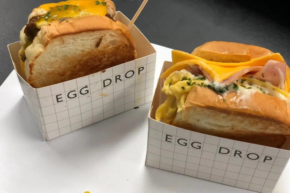 Egg Drop дэлгүүр, урд талын сонголттой, их хотын татах мод дээр.