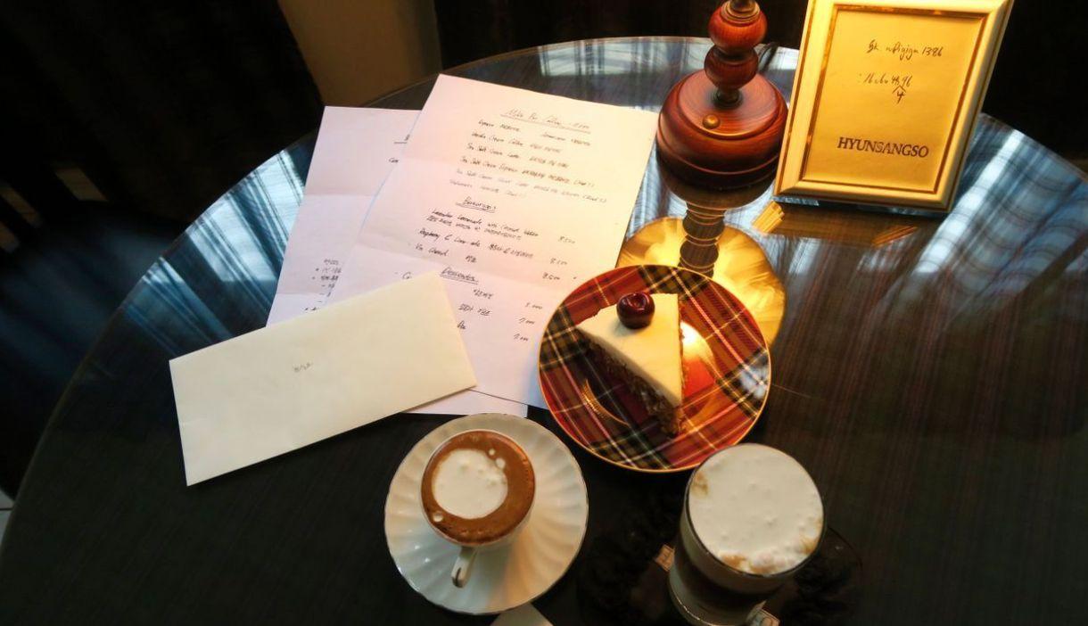 ソウル駅のカフェでの美味しいコーヒーとデザートのセット写真。