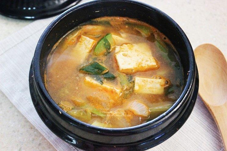 大醬湯，著名的韓國家常菜，湯中含豆腐與青蔥，呈現出淡雅的豆醬色，讓人一看即食慾大增。