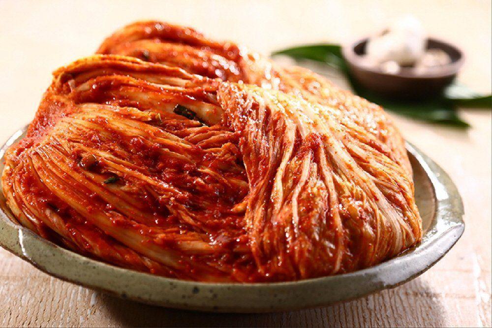 鮮紅色的韓式泡菜，盛裝在碟中，呈現出細膩的質感與醬汁光澤，是韓國人最喜愛的傳統美食之一。