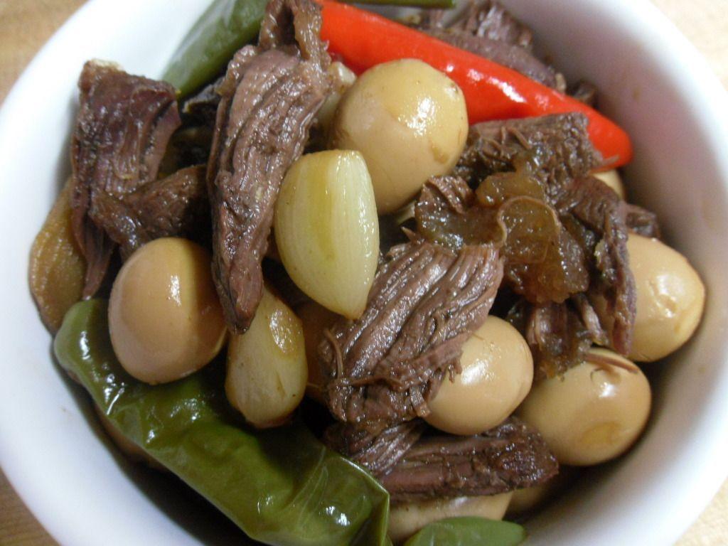 韓式醬牛肉小菜，綠色辣椒點綴在其間，調味均勻，讓醬油色澤與肉質結合得恰到好處。