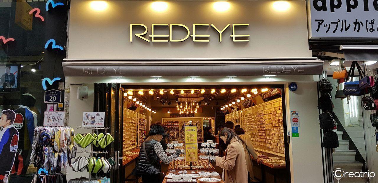 韩国大学生喜欢的饰品店RED EYE的展示柜。
