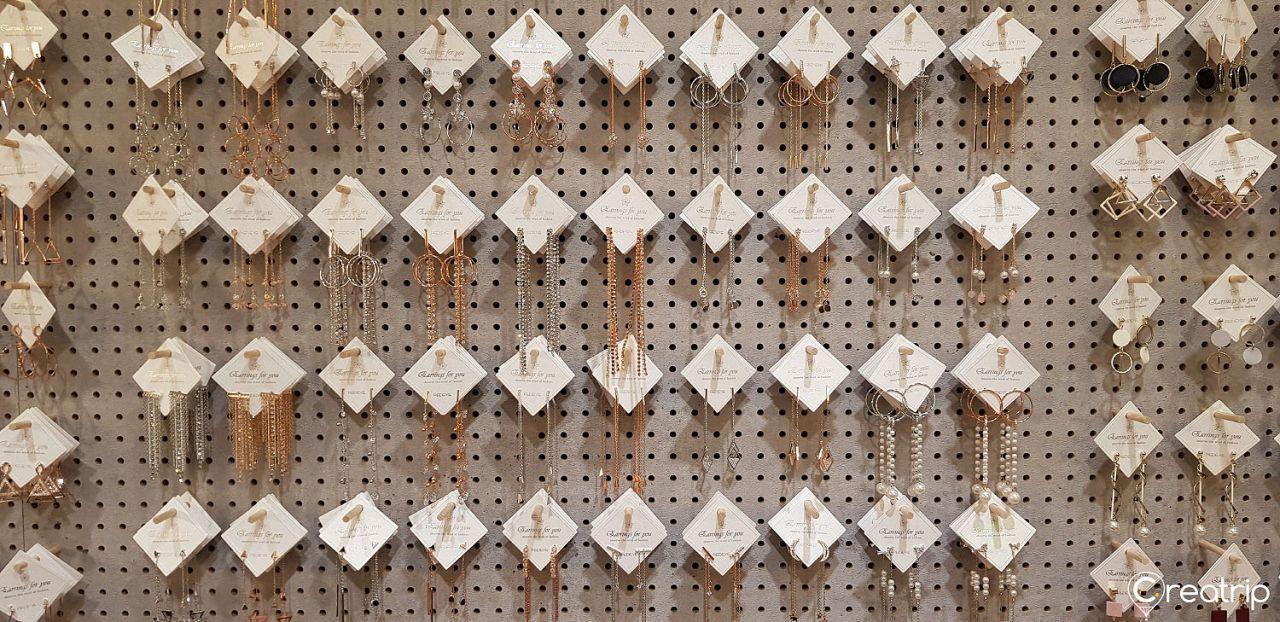 韩国饰品店RED EYE的内部展示墙，挂满了各种耳环。