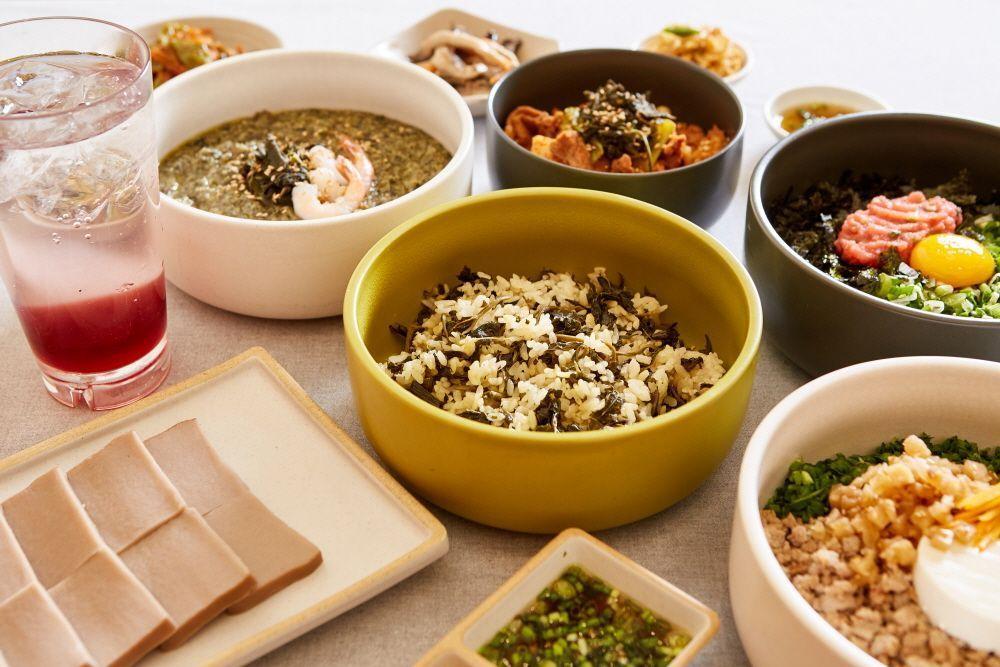 少女磨坊韩式料理，展示健康和多样化的菜品。