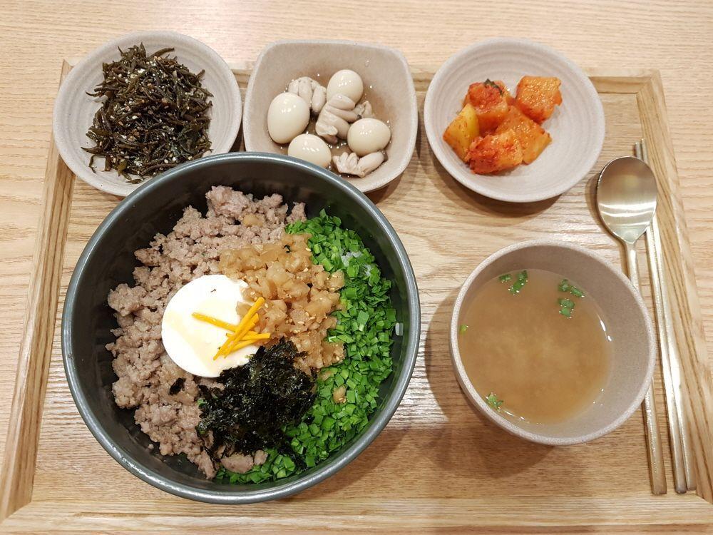 少女磨坊的多样韩式料理，8个蘸料盘和汤菜。