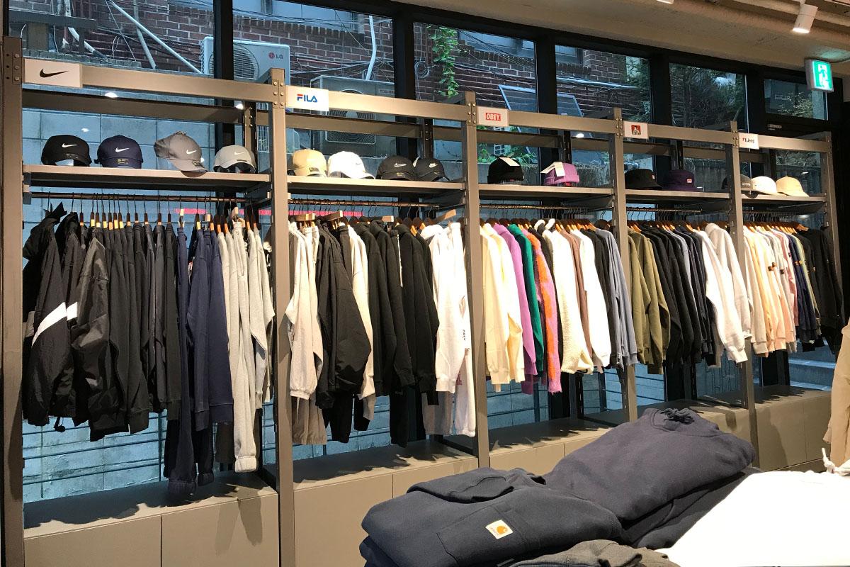 Wonder Place店內展示多樣潮流服飾，從知名品牌到小眾品牌都能找到，吸引顧客探索新品。
