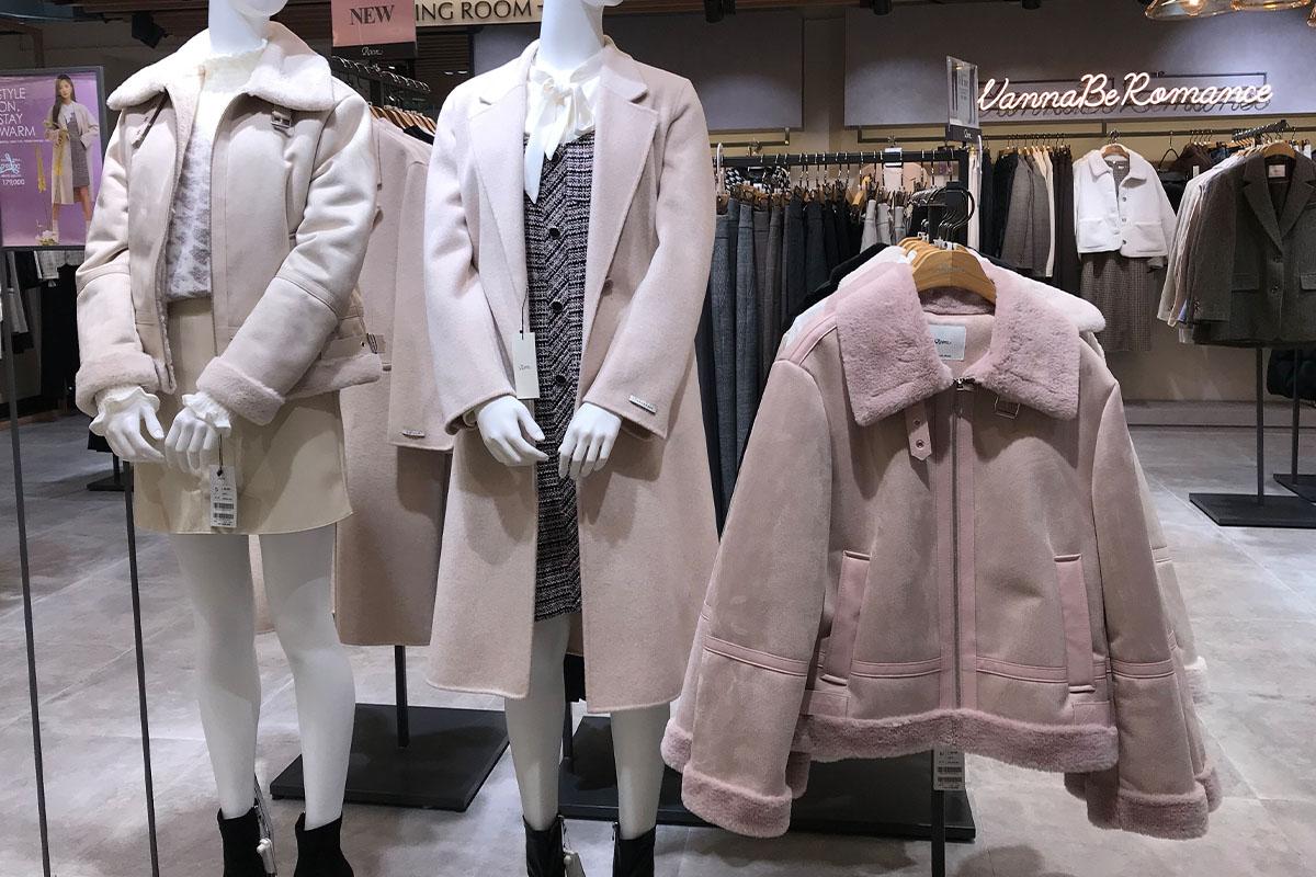 Roem江南店內展示適合都市女性的典雅服裝，提供上班和約會的多樣選擇，在韓國女性中頗受歡迎。