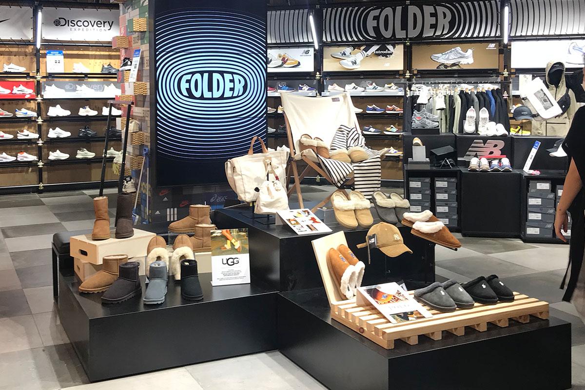 Folder位於江南E-SQUARE店內展示鞋款，提供多樣品牌選擇的現代潮流鞋店，適合潮流鞋類愛好者。