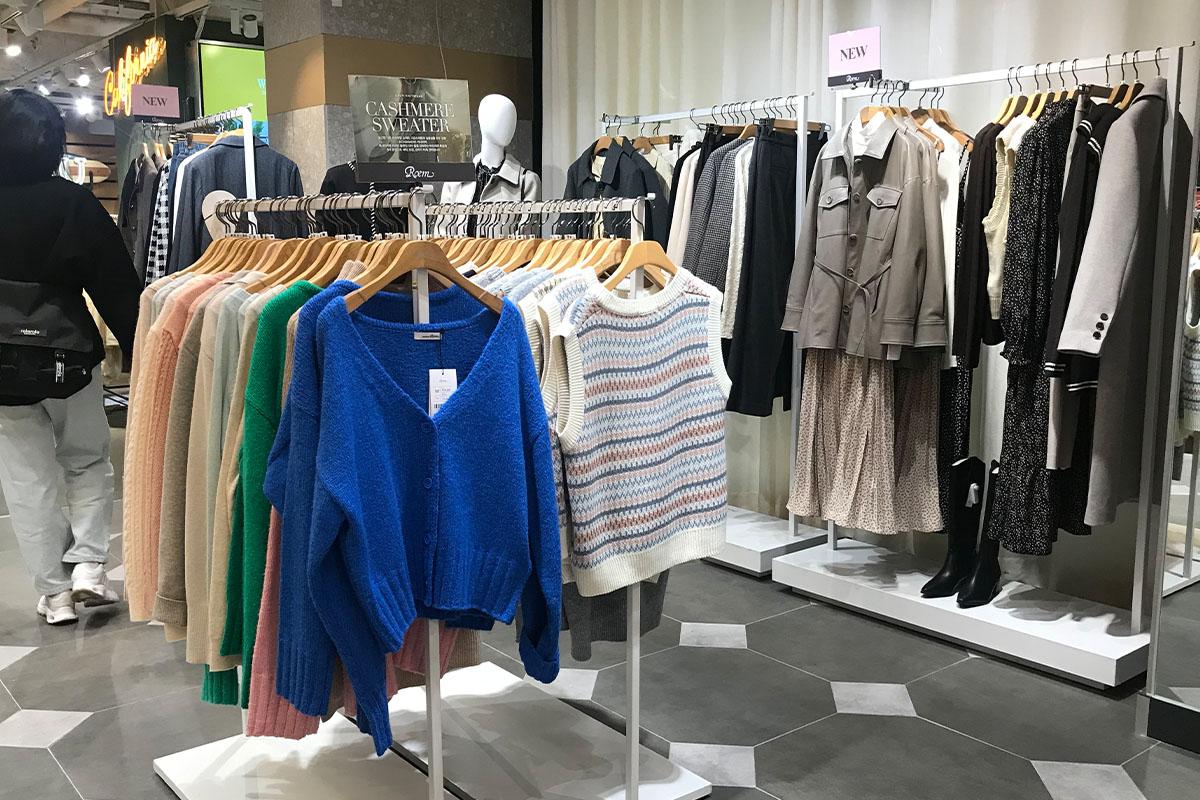 韓國Roem江南店展示各種優雅女性服飾，提供典雅風格選擇的時尚購物地點。