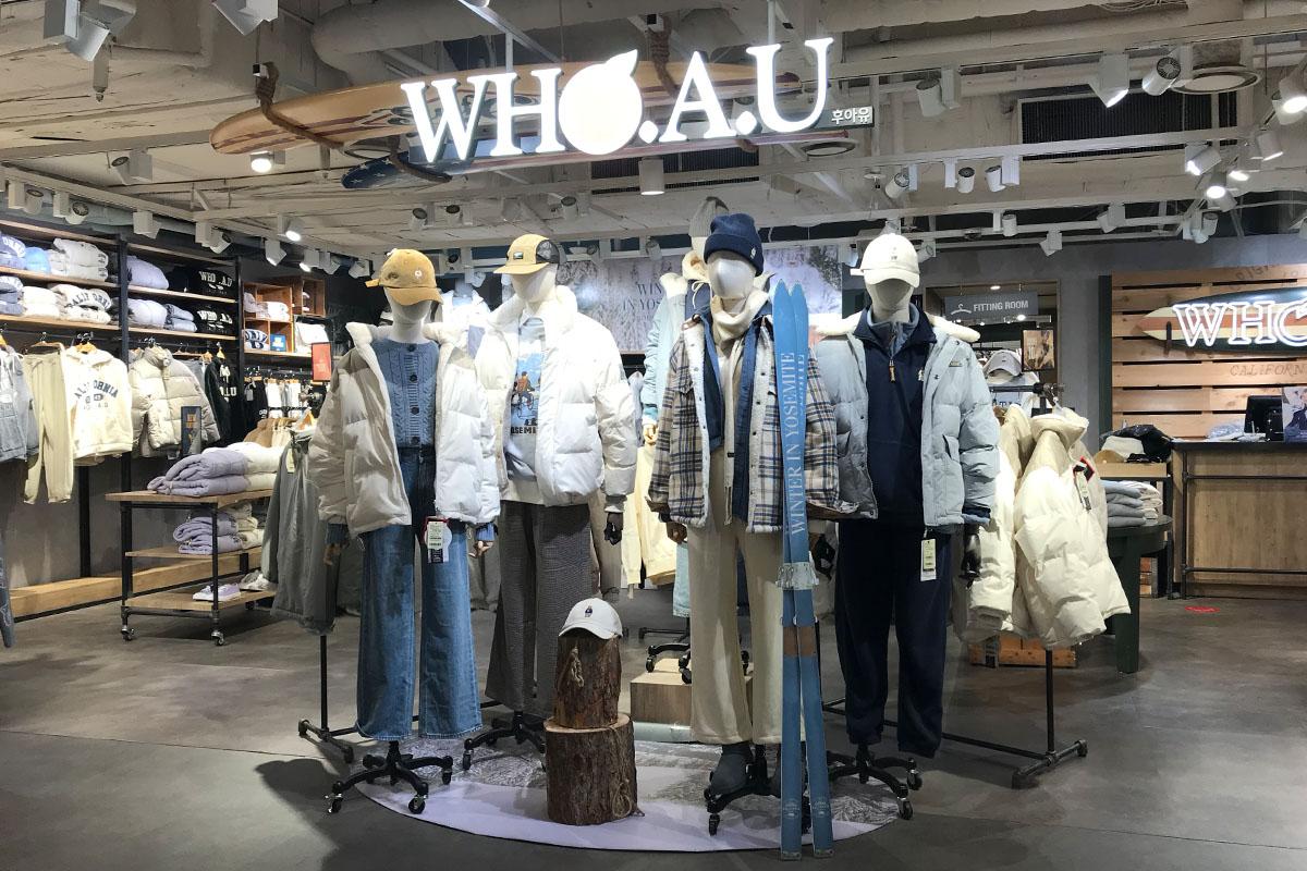 WHO.A.U江南店內展示具有年輕與現代感的服裝設計，是年輕人的最愛。