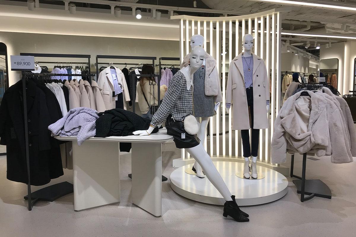 MIXXO店內展示女性流行服飾，提供適合上班和休閒的多樣選擇，成為江南E-SQUARE內受歡迎的購物地點。