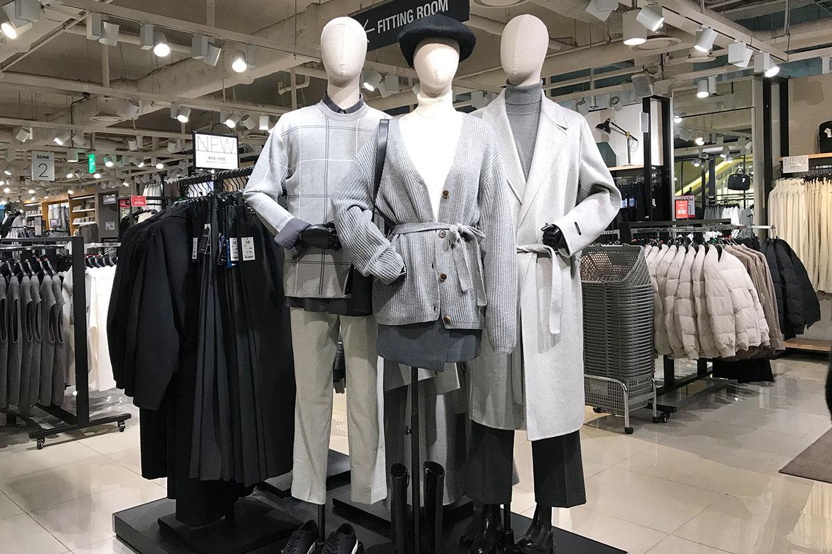 韓國江南SPAO展示多樣服裝選擇，彙集不同季節和合作款的時尚新品，吸引愛好者前來選購。