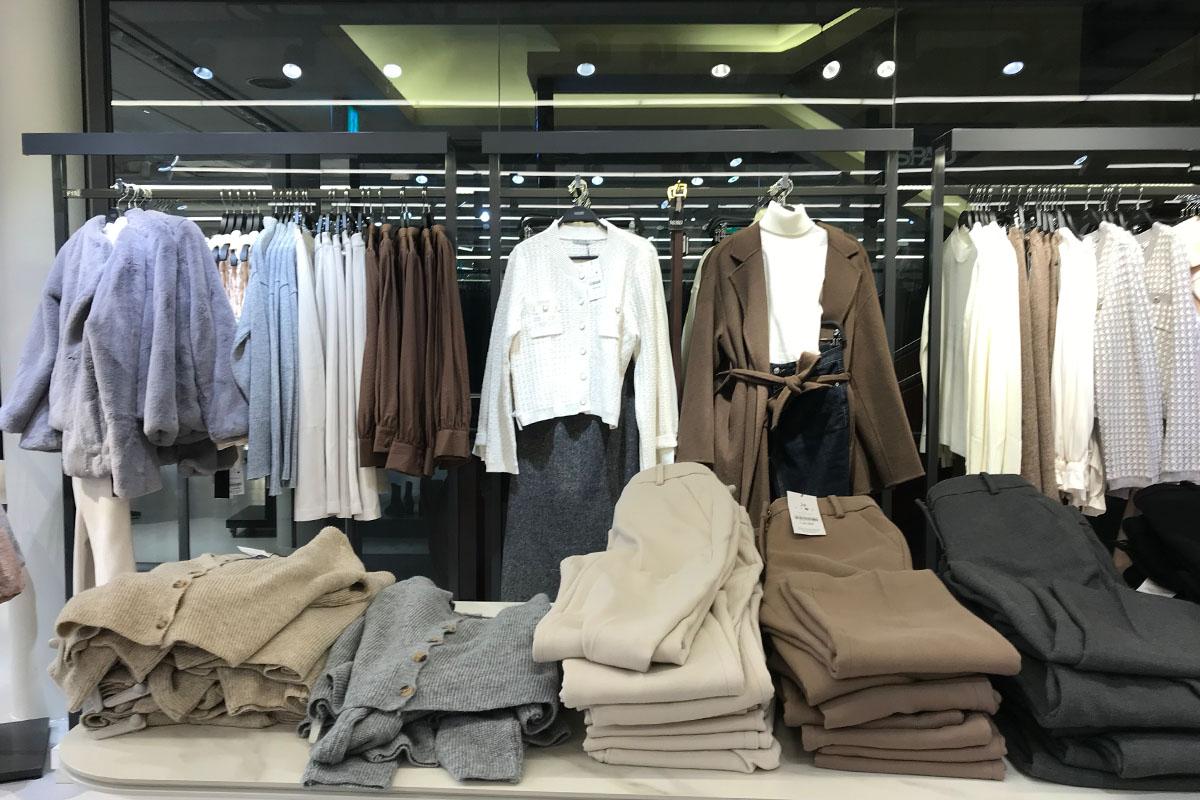 MIXXO店內展出典雅女性服裝，適合喜愛韓國流行服飾風格的顧客，位於韓國江南的購物熱點。