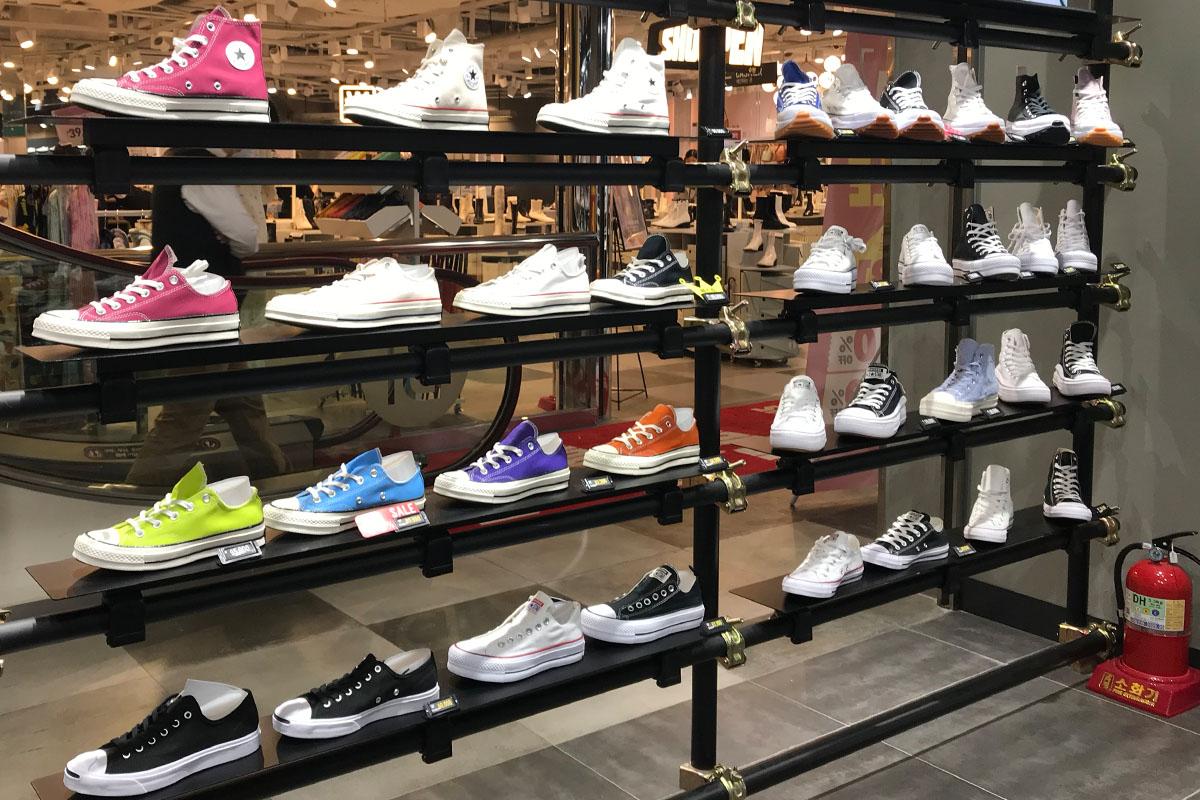 江南Folder店內展示各式潮流鞋款和配件，提供時尚和休閒風格的多樣產品，吸引顧客。
