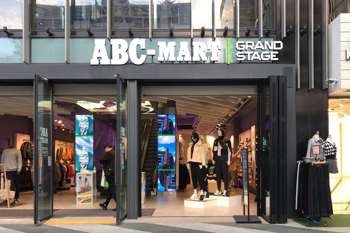 ABC Mart Grand Stage的入口，展示著流行的運動和時尚鞋款，位於韓國江南，吸引眾多鞋類品牌愛好者。