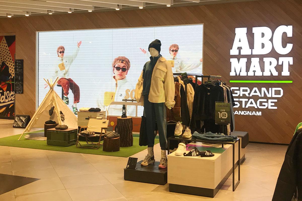 韓國江南ABC Mart Grand Stage內部展示各種品牌鞋款，如Adidas和Nike，提供流行的鞋款選擇。
