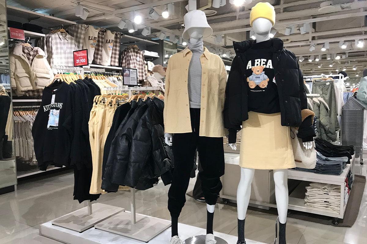 SPAO店內展示多種類型和風格的服飾，是韓國江南地區年輕人喜愛的潮流購物地點。