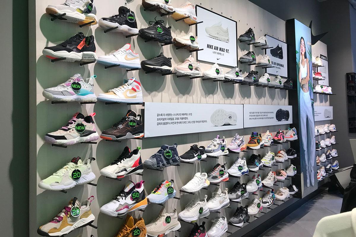 ABC Mart Grand Stage內展示各種運動鞋款的牆面，吸引顧客選擇最新潮流的鞋類產品。