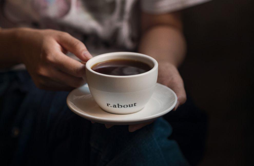 在梨泰院咖啡廳r.about內部提供手工咖啡的場景。這裡的設計保留了古典與現代元素的完美結合。