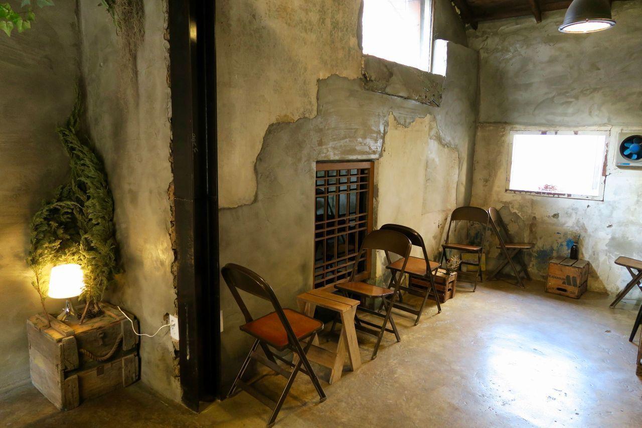 韓國梨泰院r.about咖啡廳座椅配置，民族風拱門裝潢吸引了許多遊客前來拍照留念。