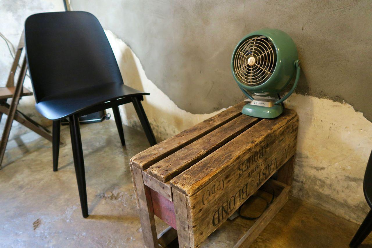 r.about咖啡廳裡以木製傢俱與水泥牆打造出樸素自然的氛圍，在此喝杯咖啡是種享受。