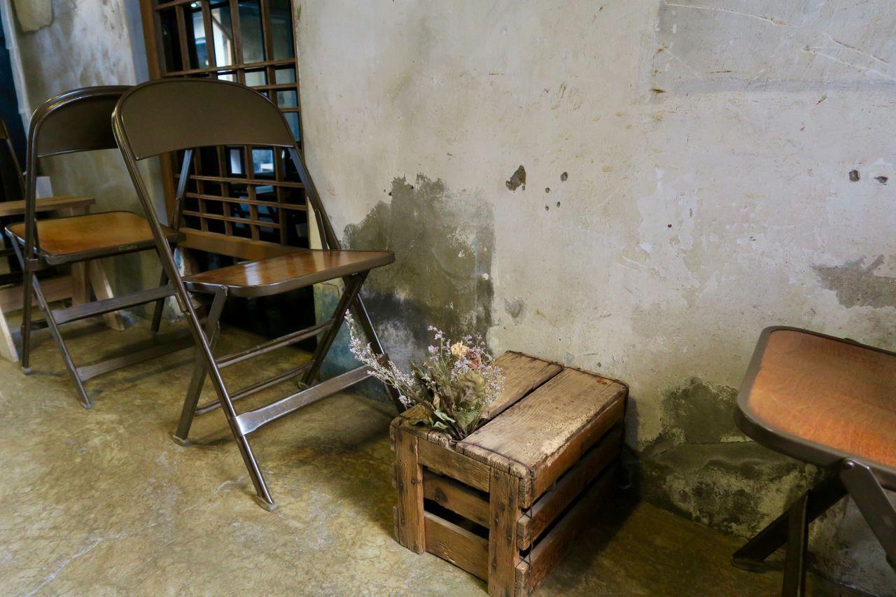 韓國熱門景點梨泰院的r.about咖啡廳，以懷舊風格吸引年輕遊客，提供絕佳拍照背景。