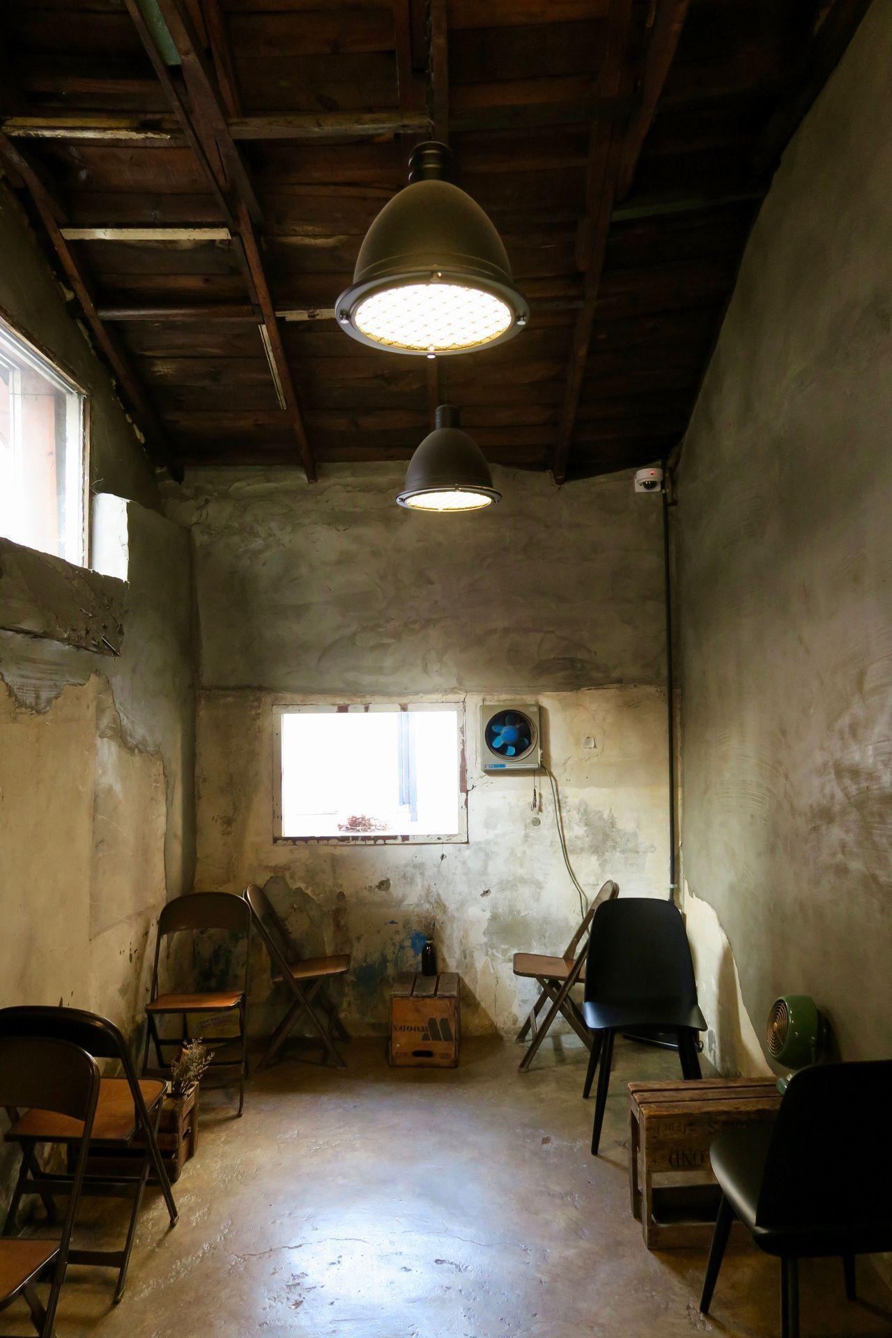 在梨泰院的r.about咖啡廳，室內的坐席區域採用簡單卻舒適的設計風格，讓人感受到家的溫馨。