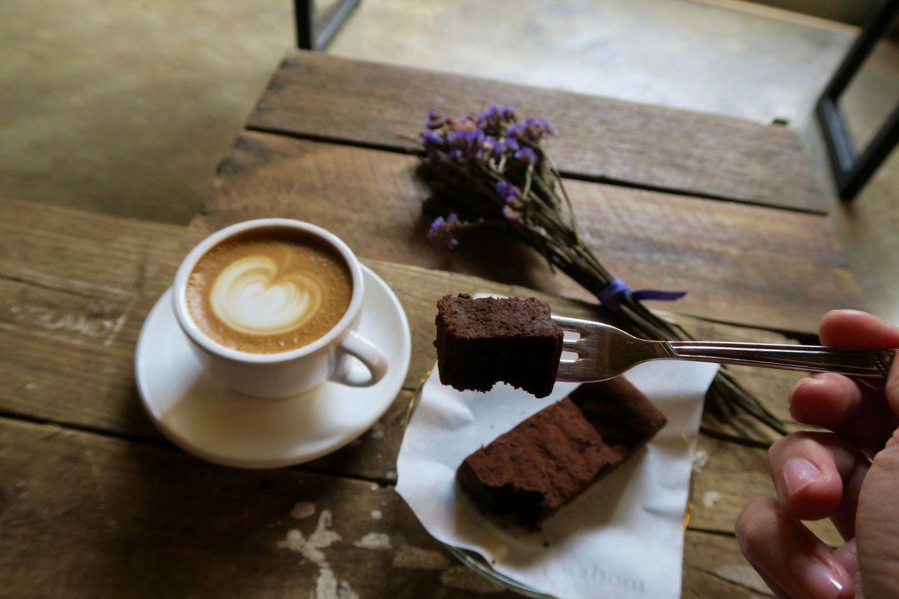 韓國梨泰院r.about咖啡廳的餐桌擺設溫馨，讓每位顧客都能享受特製咖啡與美味點心。