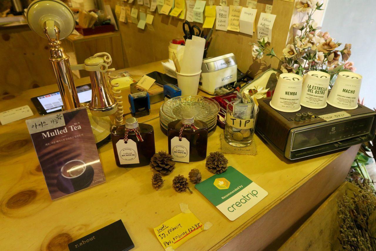 在韓國梨泰院的r.about咖啡廳，桌上的擺設充滿了藝術感，讓咖啡時光變得更加愜意。